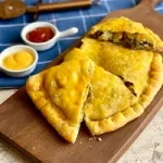 تصویر کالزون مرغ و پستو