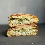 تصویر ساندویچ مرغ و جعفری با نان چاپاتا