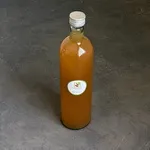 سرکه سیب در بطری شیشه ای